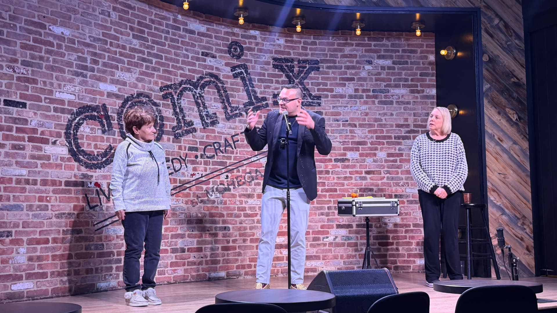 Dan Candell performing mind reading with two audience volunteers on a club stage